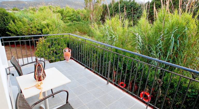 Serviced apartment with patio & yard — photo 5