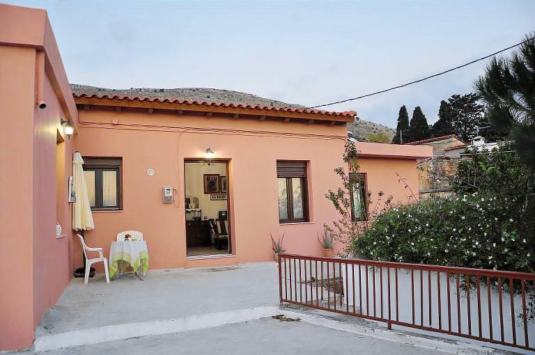Holiday Home 'House For Rent In Apostolous' with Mountain View, Private Garden and Wi-Fi — photo 3