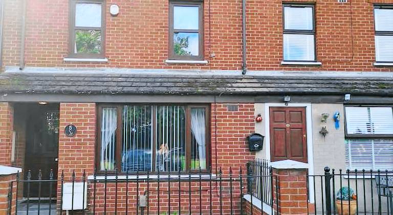 MASSIVE 4 Bed home walking distance to the City lights, perfect for business trips — photo 5