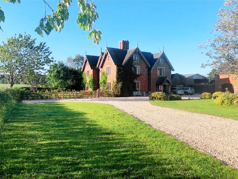 Fully equipped pleasant cottage with terrace & yard | Dogs allowed in Stafford