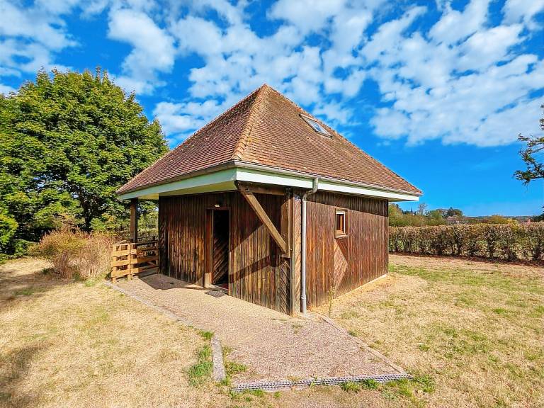 Countryside Chalet by the Water: 2BR, Terrace, Pets Welcome — photo 5