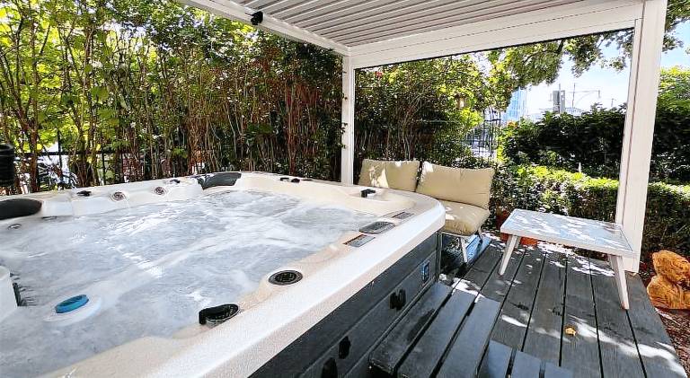 Vacation home with jacuzzi, patio & pool — photo 2