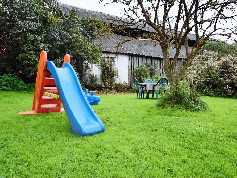 Vacation home with yard, terrace & grill — photo 5