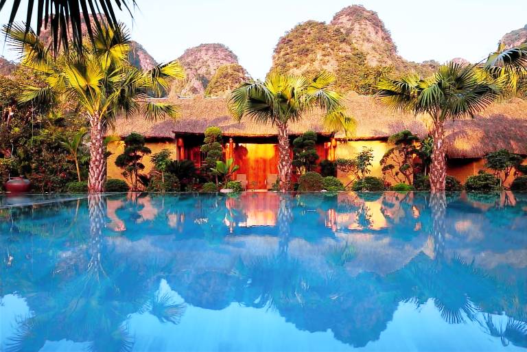 Bungalow with barbecue, pool & jacuzzi | Water view in Hoa Lu