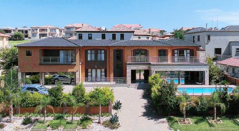 Vacation home with pool & jacuzzi | Pets are welcome in Pretoria