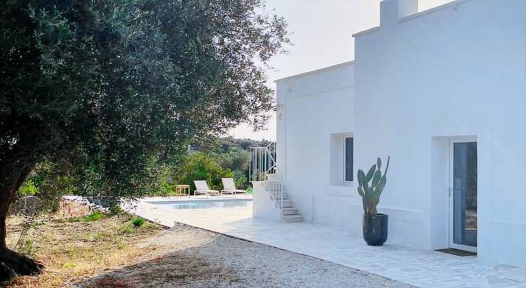 Villa with pool — photo 4