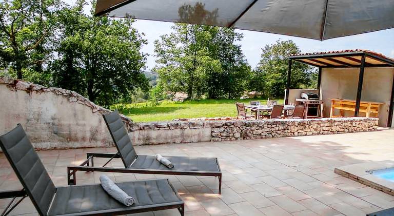Villa with pool — photo 4