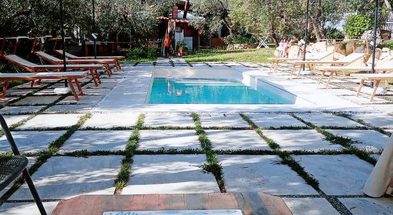 House with pool, BBQ & patio — photo 5