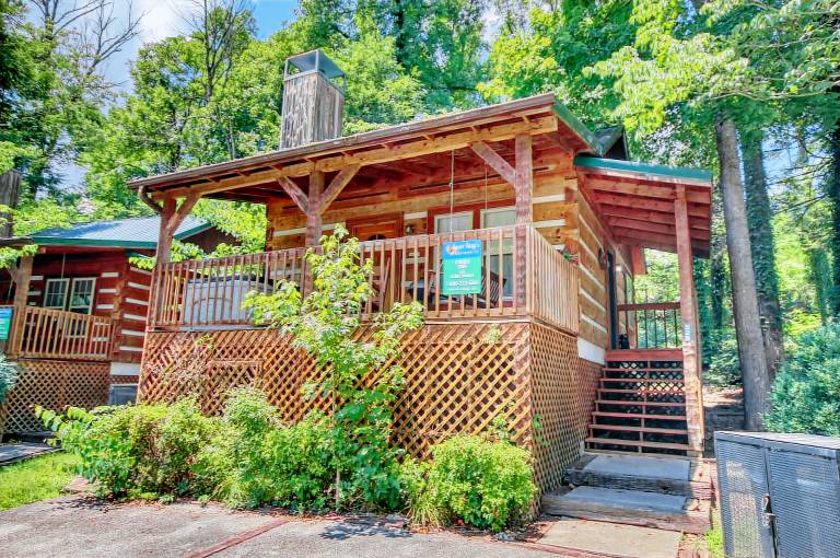 Family-oriented house with fast internet, hot tub & grill | City view | Pets are welcome in Gatlinburg, TN