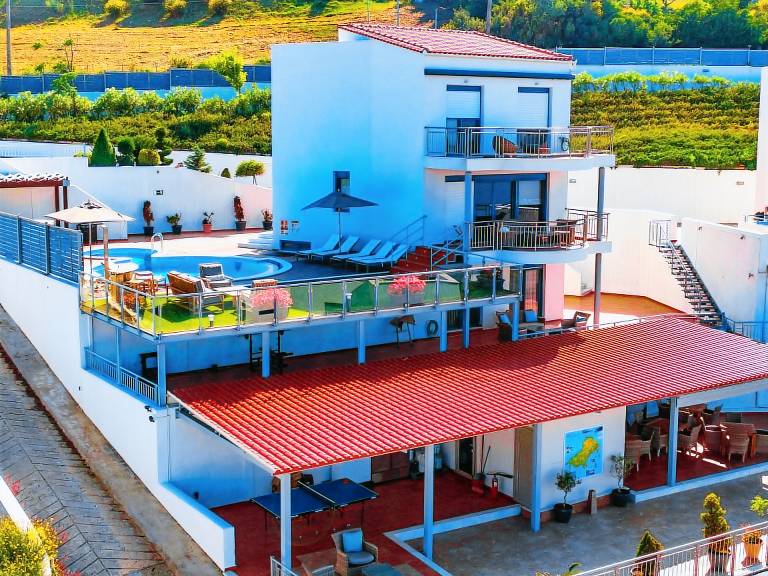 Vacation home with private pool, barbeque & yard | Next to the beach | Pets are welcome — photo 4