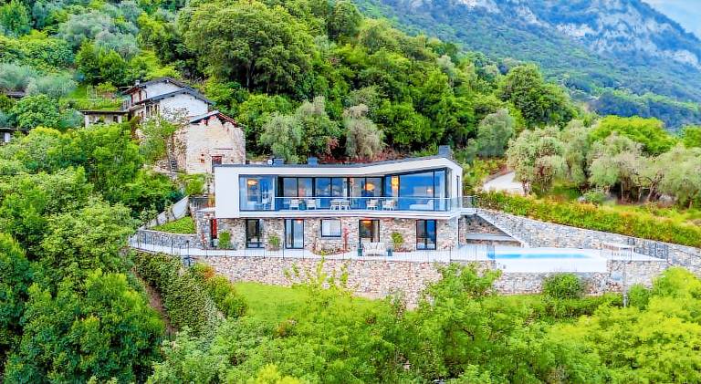 Villa with pool — photo 4