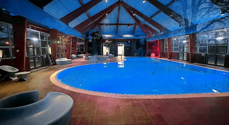 Chalet with pool — photo 3