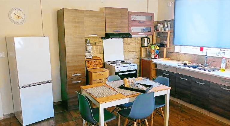 Rental apartment with patio, yard & barbecue — photo 4