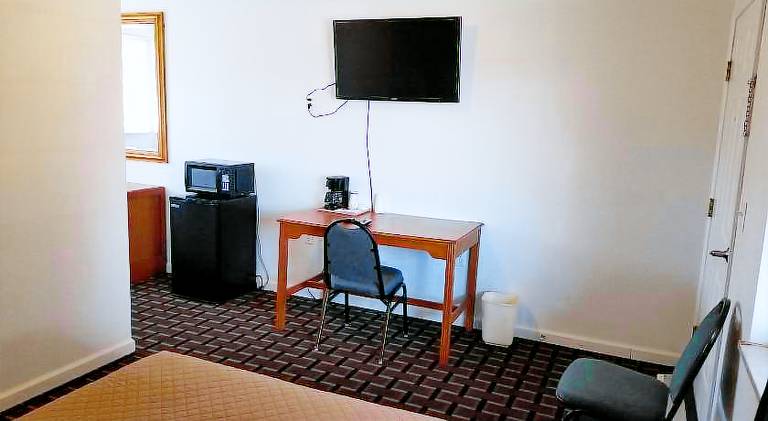 Budget Inn Breezewood — photo 4