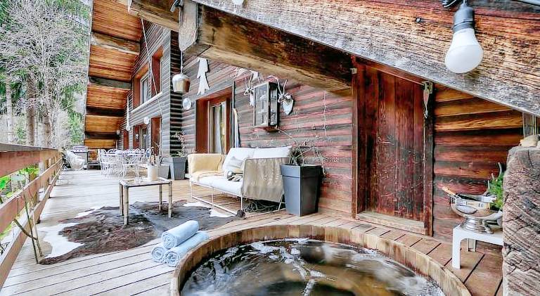 Chalet with hot tub — photo 4