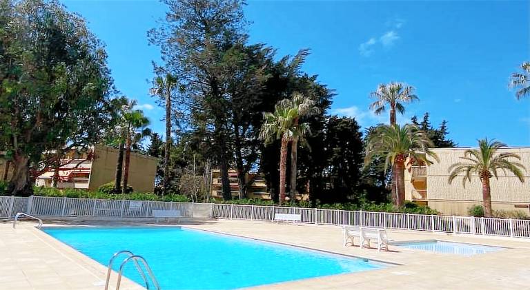 Apartment with pool, yard & patio in Valbonne
