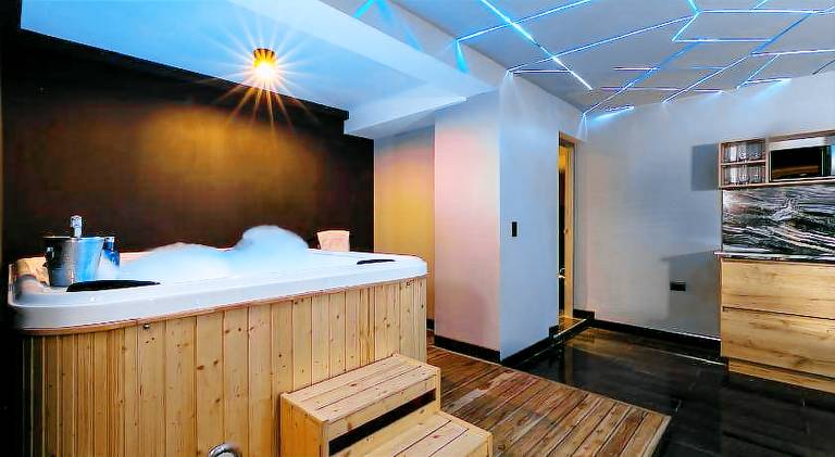 Serviced apartment with hot tub | Close to Lleras Park | Pets allowed — photo 3