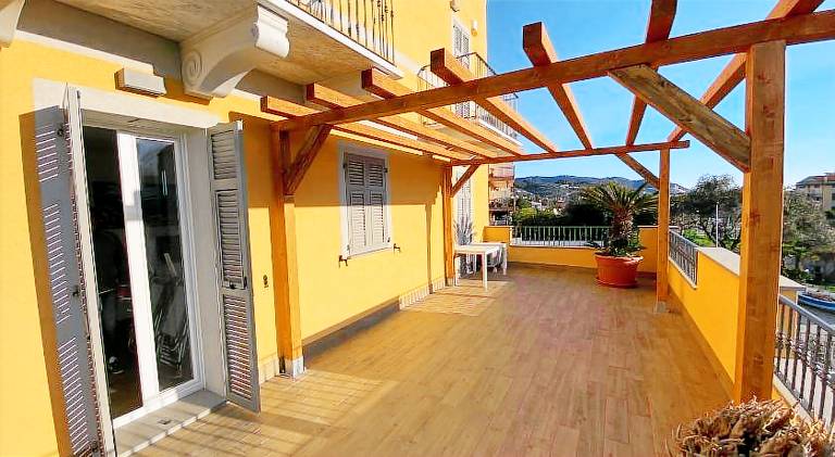 Beautiful serviced apartment with patio, private pool & yard | Pets are welcome — photo 4