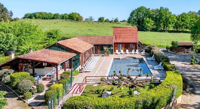 House with hot tub, terrace & yard in Bergerac