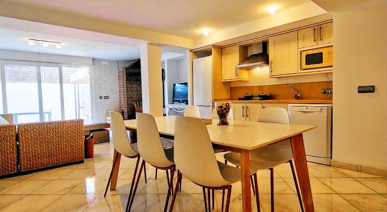 Rental apartment with terrace, pool & yard — photo 3