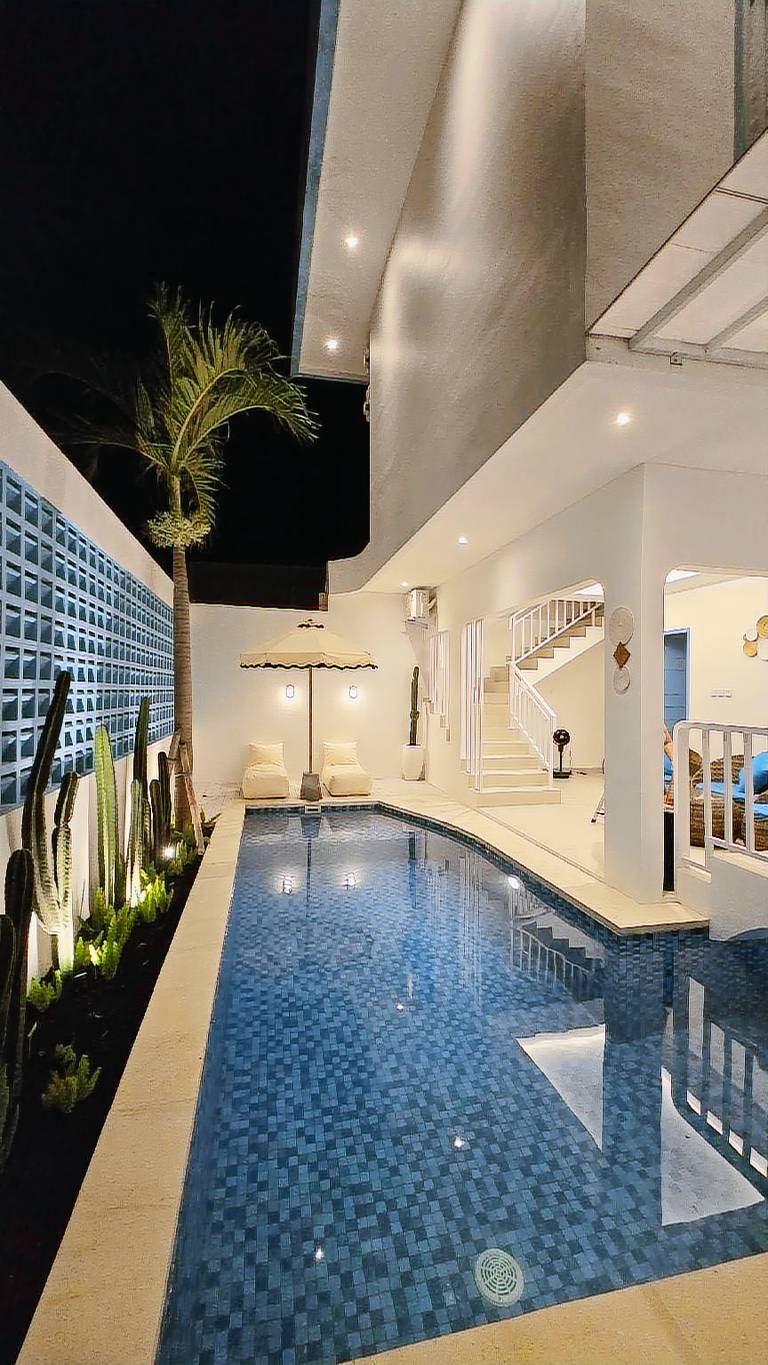 Vacation home with pool — photo 2