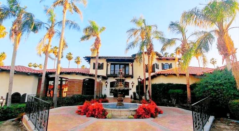 House with jacuzzi & pool — photo 4