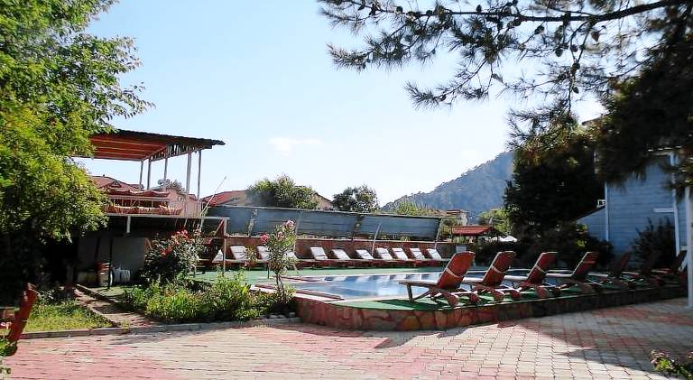 Serviced apartment with pool, BBQ & yard — photo 4