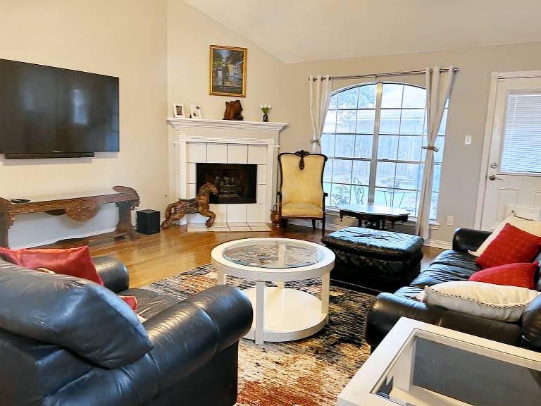 Stunning Katy Home - 2 Bedrooms 2 Offices - A Pet-Friendly Retreat wit in Katy, TX