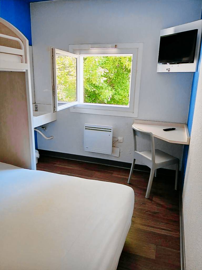 Unisotel Valenciennes EX-hotel F1 — photo 3