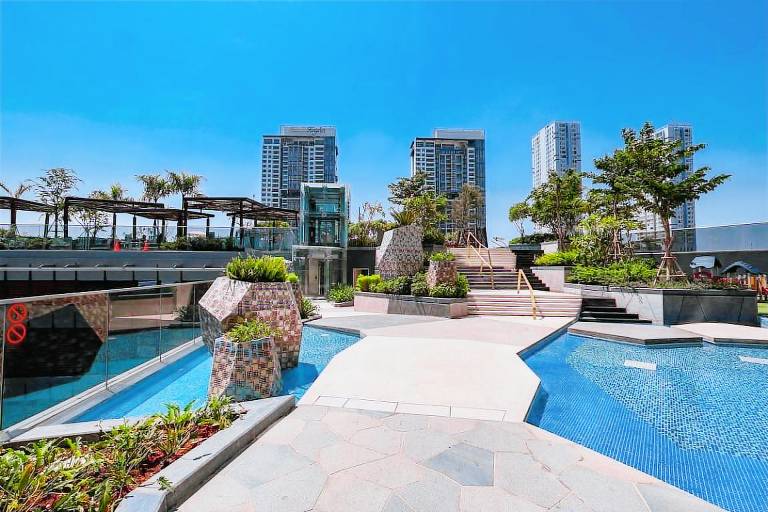 Rental apartment with barbeque, yard & pool — photo 4