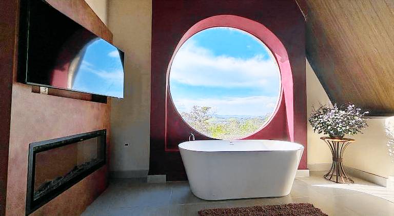 Nice lodge with hot tub & yard | Pet-friendly — photo 2