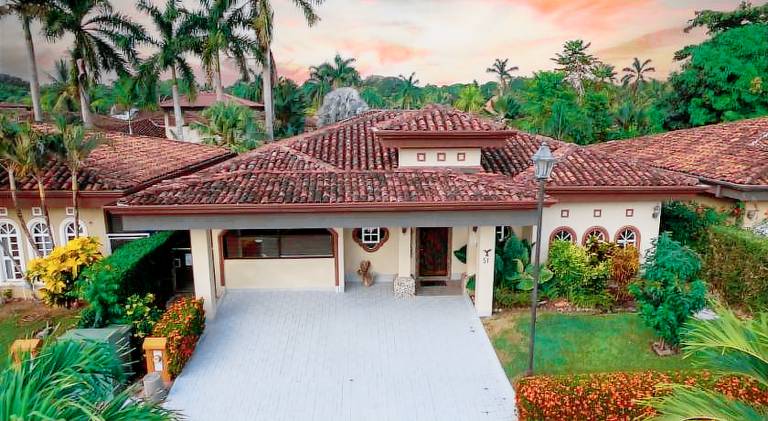 Villa with pool — photo 5