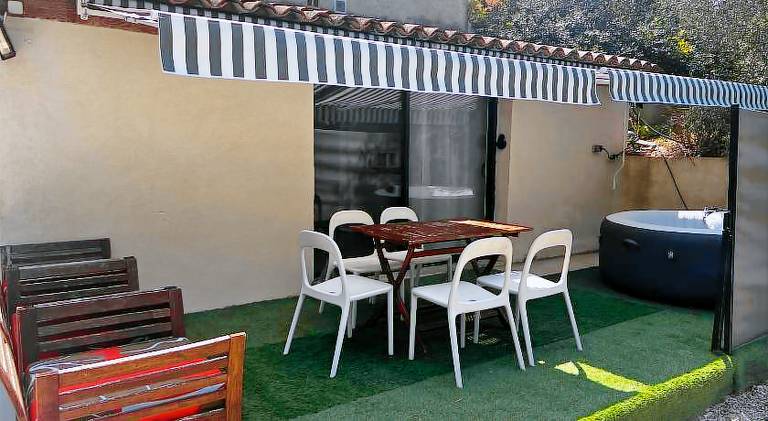Rental apartment with hot tub in Meyreuil