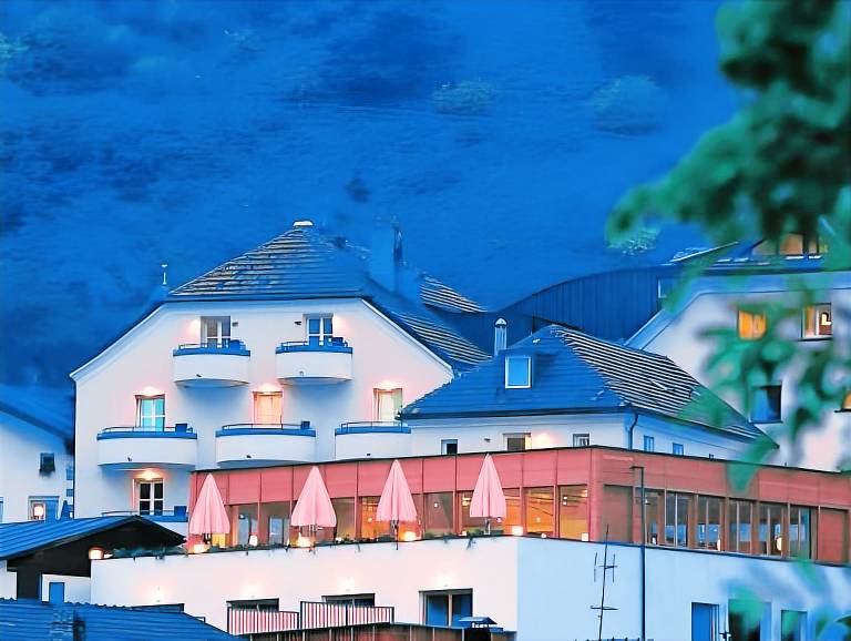 Hotel Weisses Kreuz in Malles Venosta