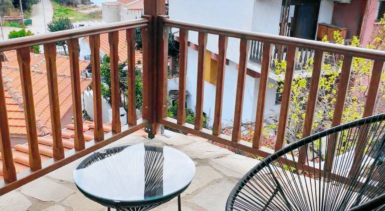 House with patio & yard — photo 3
