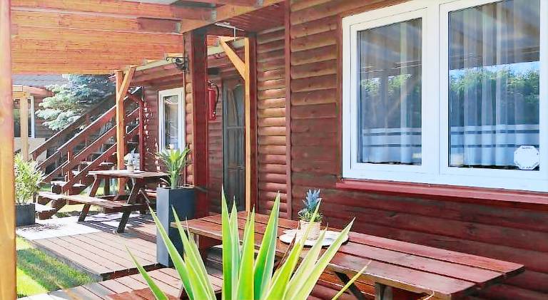 Serviced apartment with garden, patio & pool — photo 2