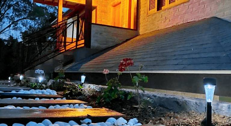 Lodge with yard & hot tub — photo 4