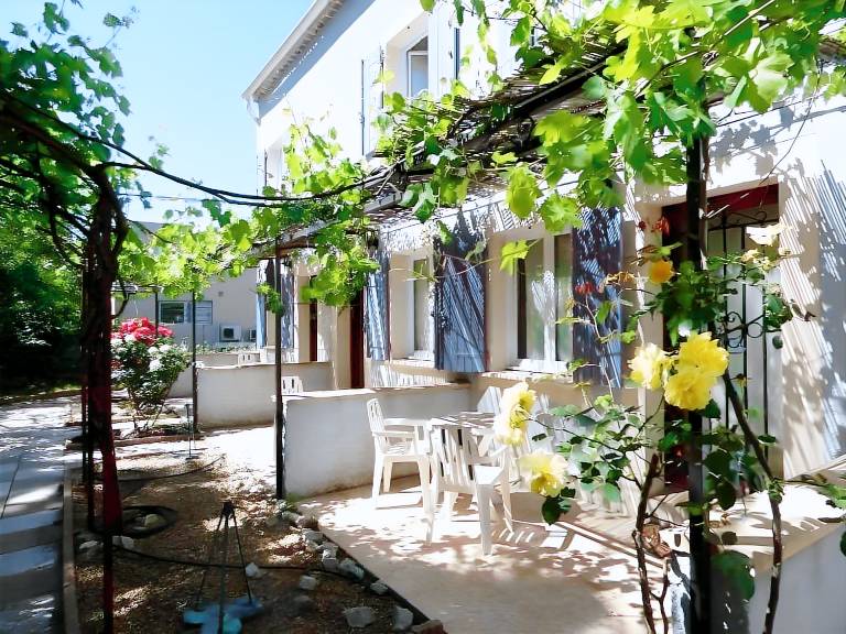 Nice serviced apartment with patio, pool & grill | Perfect for remote work | Dogs allowed in Avignon