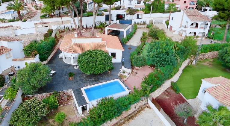 Villa with terrace, barbecue & yard — photo 5