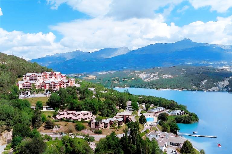 Apartment with patio & pool | Pets are welcome in Chorges