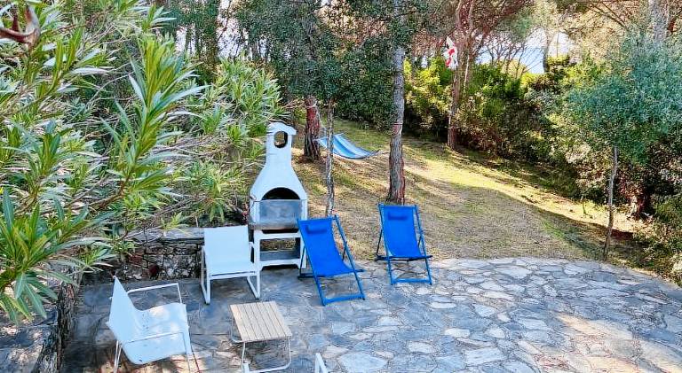 Vacation home with yard, patio & barbecue — photo 5