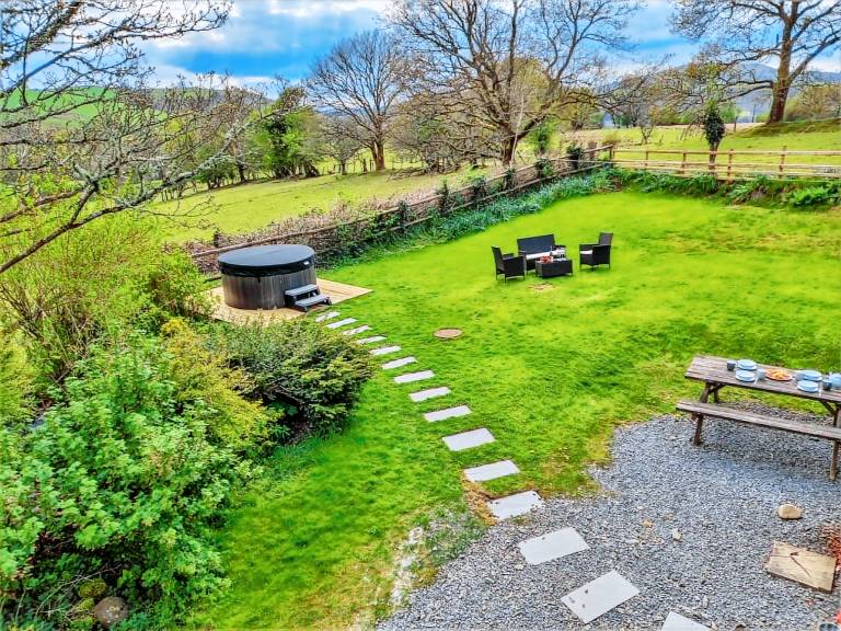 Cottage with garden, jacuzzi & BBQ in Carmarthen