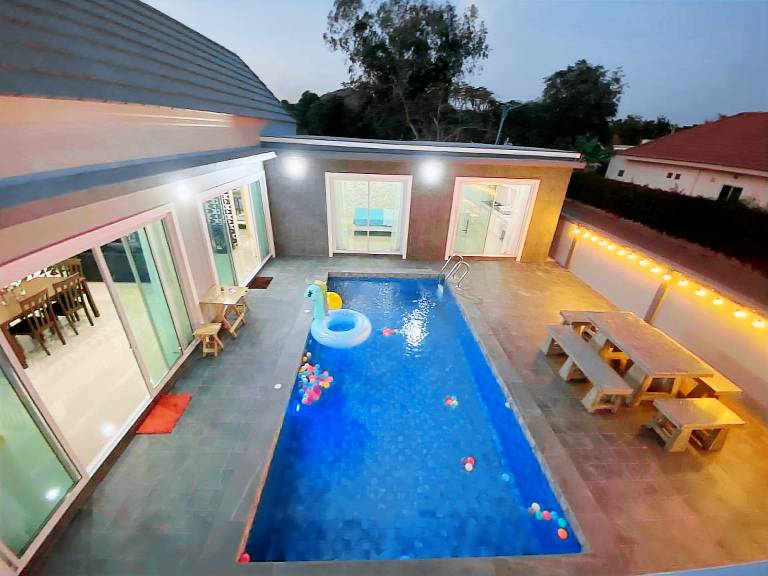 Charming vacation home with pool | Pet-friendly — photo 3