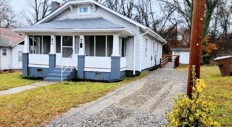 Next to Downtown Greensboro Bungalow Rooms