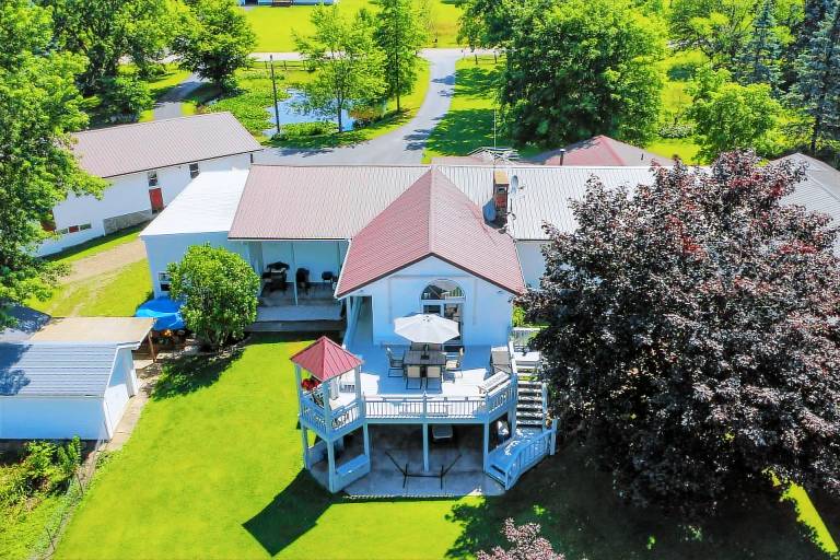 House  Findley Lake