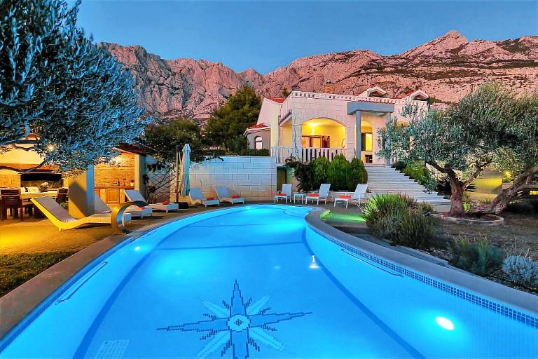 Villa with pool, barbecue & patio — photo 3