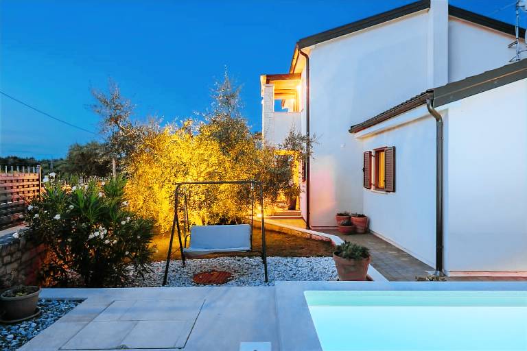 Villa with pool, barbeque & terrace — photo 4