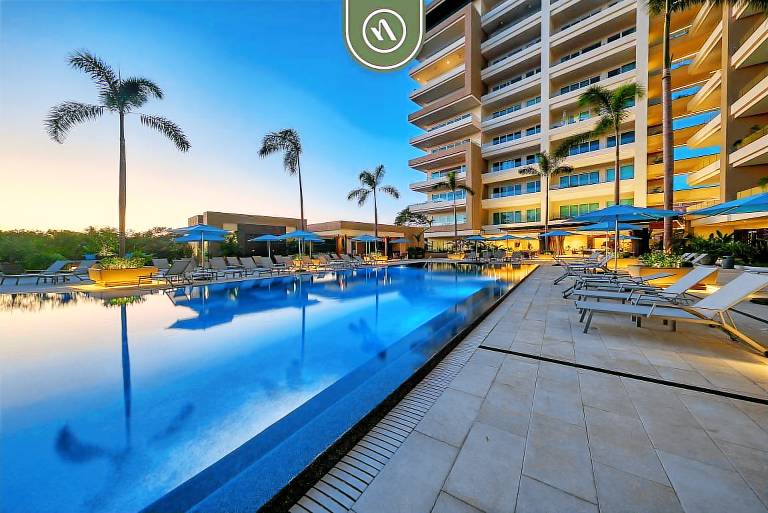 Luxury 2 BR Condo near Golf Courses and Marina