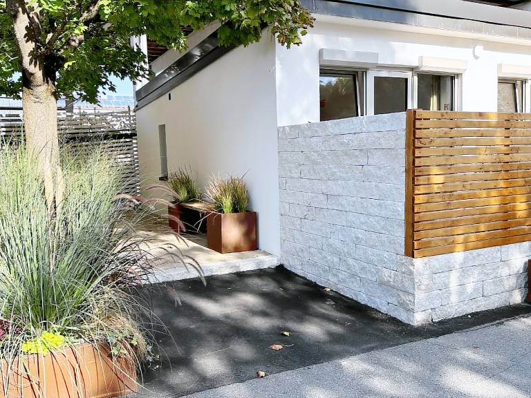Apartment with terrace & yard — photo 3