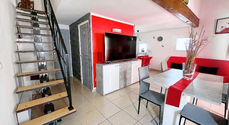 Holiday apartment with barbecue, terrace & yard in Saintes-Maries-de-la-Mer